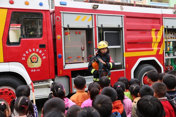消防员向孩子们介绍消防器械.jpg