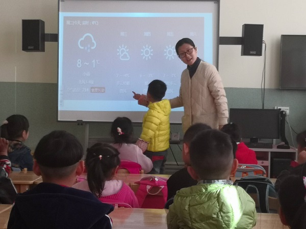 老师给孩子们讲解气象知识.jpg