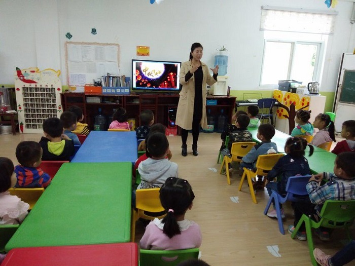 老师和幼儿分享中秋节习俗.jpg