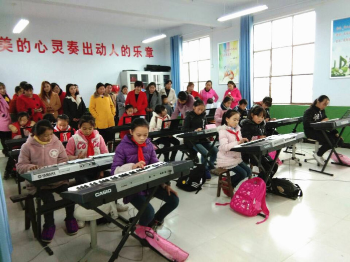 学生表演电子钢琴现场.jpg
