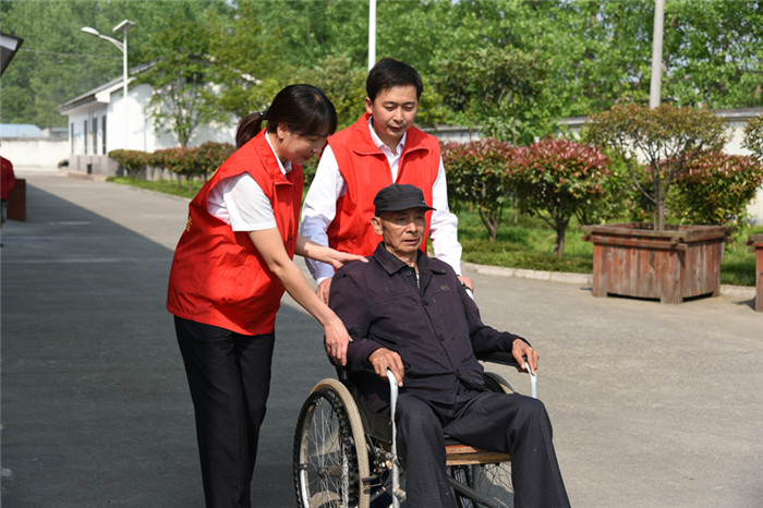 2志愿者推动老人在院子聊天.jpg