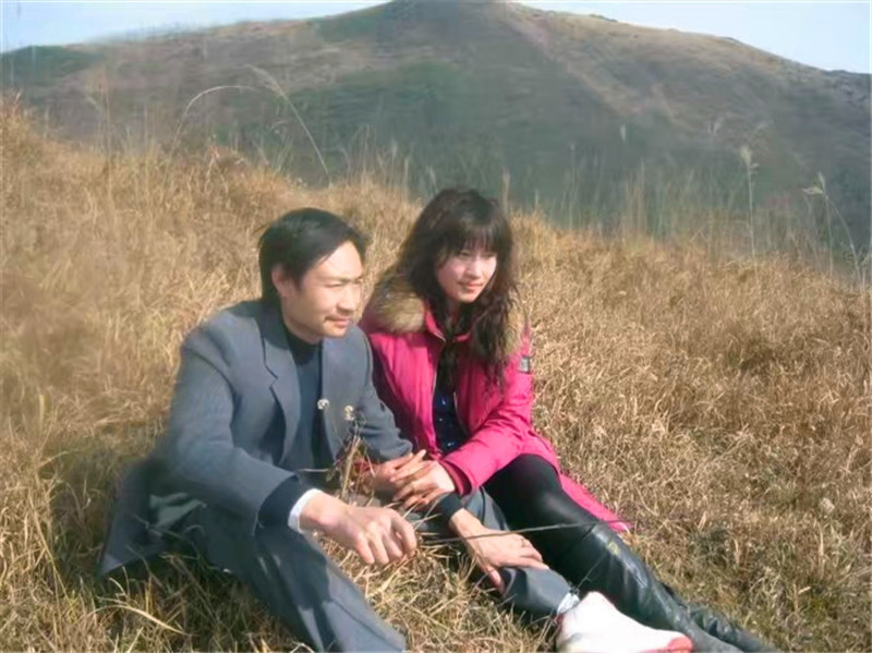 创业初期，夫妇俩在观云山留念。.jpg