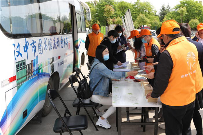梁山镇新时代文明实践志愿者在流动图书车前办理借阅卡4.JPG