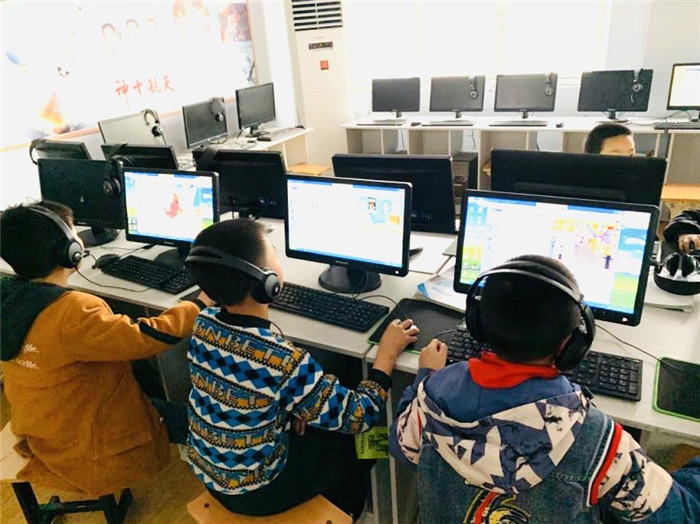 汉王镇中心小学乡村少年宫电脑兴趣小组.jpg