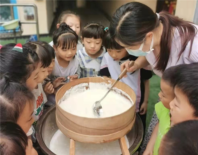 茶店镇中心幼儿园孩子在老师指导下参与劳动    张婷摄.jpg
