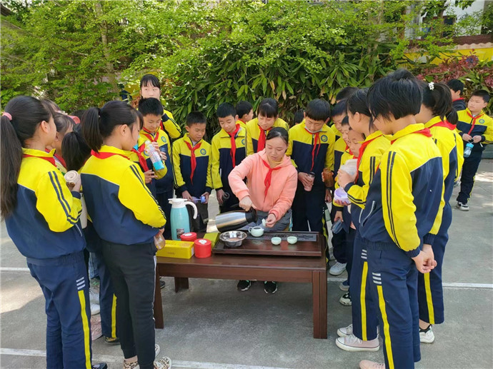 辅导老师组织学生学习泡茶.jpg