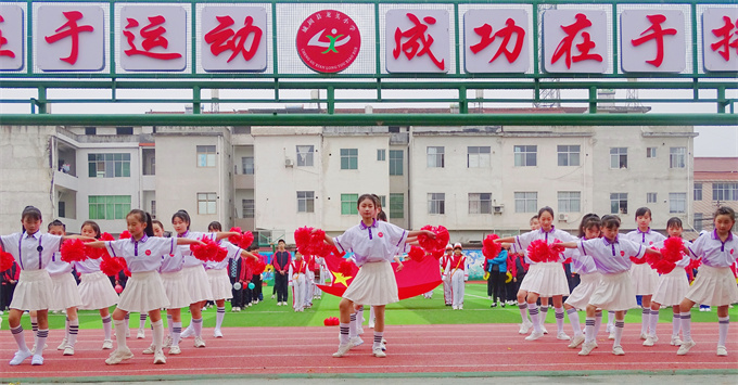 3月31日城固县龙头小学春季阳光运动会上舞蹈社团的啦啦操表演.jpg