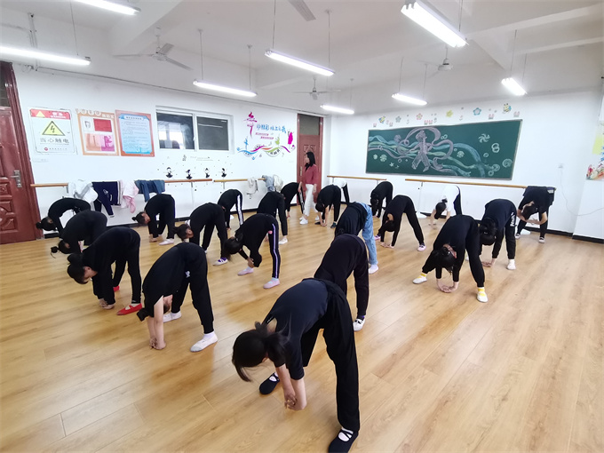 4月29日龙头小学少年宫舞蹈社团的指导老师正在指导学生练习基本功.jpg