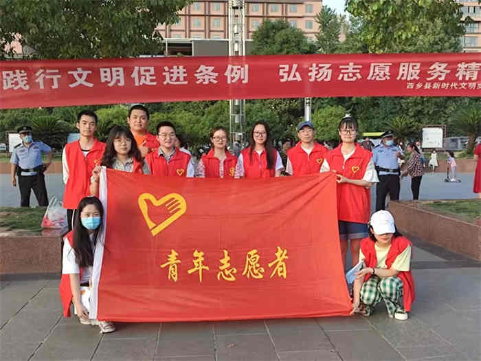 青年志愿者开展《汉中市文明行为促进条例》宣传.jpg