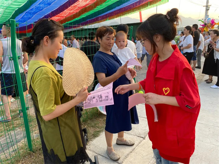 8月1日开展垃圾分类知识宣传志愿活动.jpg 8月1日开展垃圾分类知识宣传志愿活动.jpg