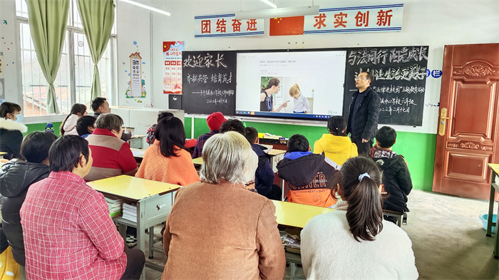 家长会暨家长开放日活动，班主任老师组织学生和家长们共同学习：《预防未成年人犯罪法》和交通安全法规知识1.jpg