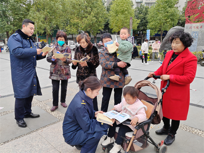 城固车站团员青年在广场开展路外安全宣传教育  王智拍摄.jpg
