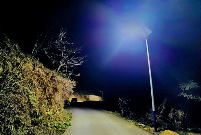 6-3夜晚山区路段太阳能路灯安装效果.jpg