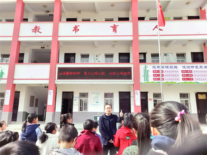 “弘扬雷锋精神 聚力文明实践 共创文明城市”学雷锋活动宣讲.jpg