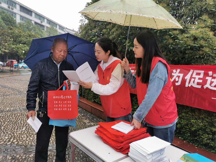 图片说明：图为宣讲志愿者在洋县开明广场宣讲《汉中市文明行为促进条例》。.jpg