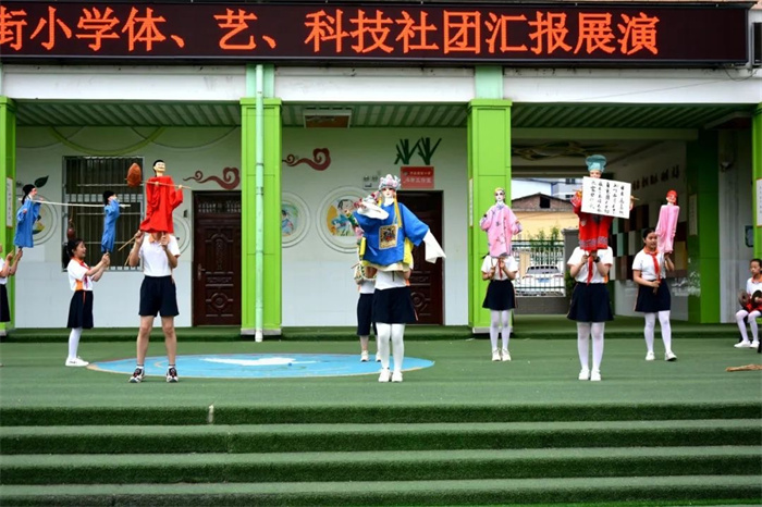 图片说明：图为洋县南街小学汉调桄桄社团进行学期汇报展演。.jpg