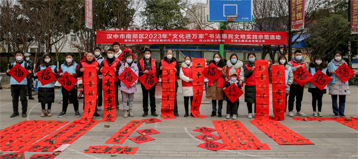 文明实践志愿者开展书法惠民活动.jpg