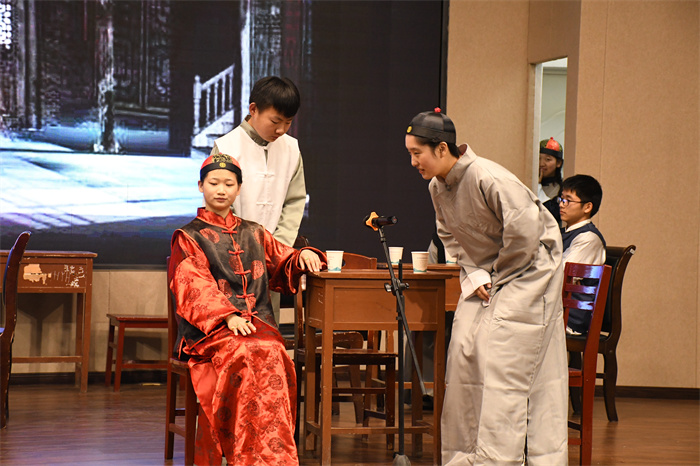 2.学生演绎话剧《茶馆》.jpg