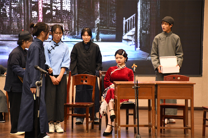 5.学生演绎话剧《茶馆》.jpg