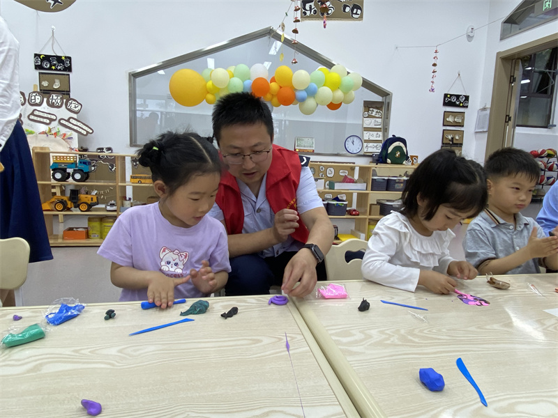 与兴汉新区第十三幼儿园开展捐书活动.jpg