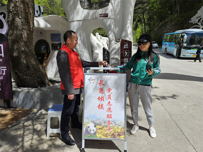 图为长角坝镇党员志愿者开展全域旅游志愿服务2.jpg