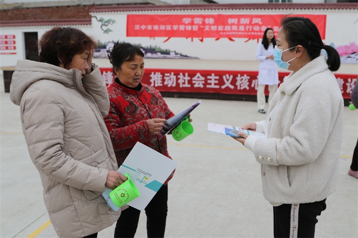 汉中市中心医院龙岗院区的志愿者给群众发放健康宣传手册.jpg