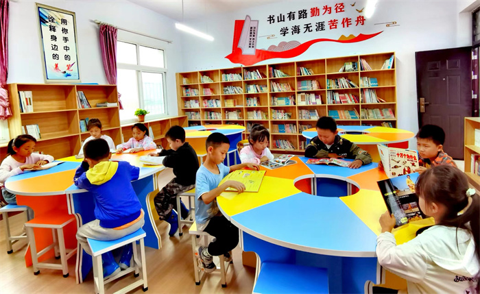 各班同学们定期到阅览室阅读优秀儿童读物.jpg