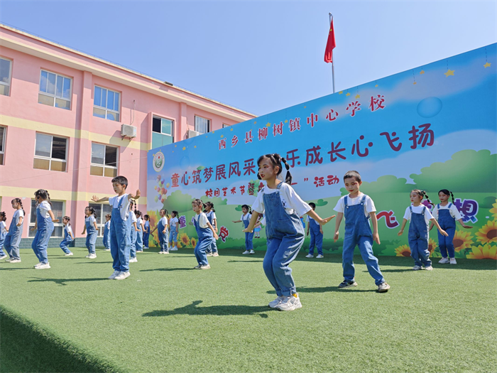 3学生在进行文艺汇演.png