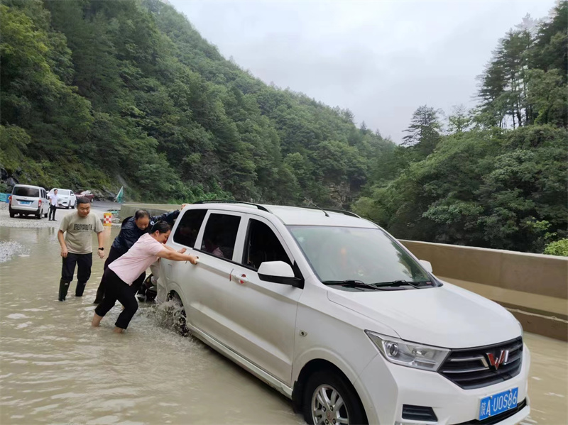 车辆陷入深水区 镇村干部火速施救-通讯员吴飞摄1.jpg