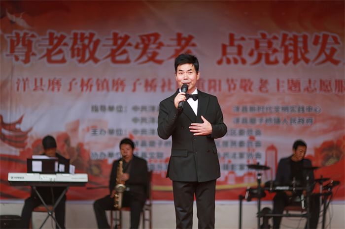 洋县音乐家协会志愿者为老人进行文艺表演.jpg