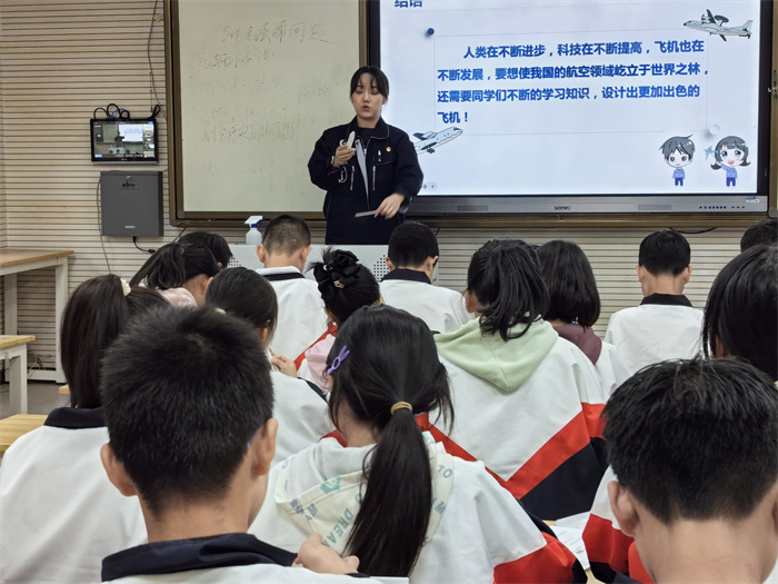 宣讲团老师为同学们做航空知识讲座.jpg