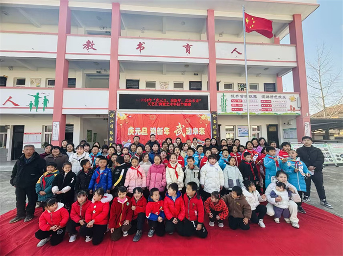 欢庆元旦后师生和家长们集体留影留念.jpg 欢庆元旦后师生和家长们集体留影留念.jpg