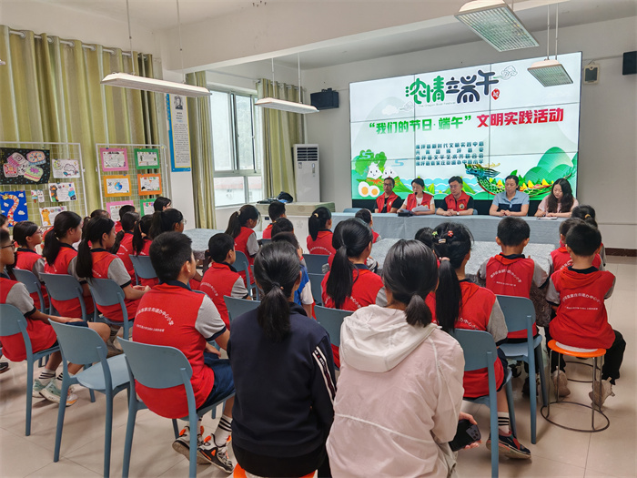 在街道办中心小学开展“我们的节日·端午”系列文明实践活动.jpg 在街道办中心小学开展“我们的节日·端午”系列文明实践活动.jpg