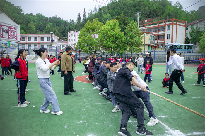教师、家长拔河比赛.jpg 教师、家长拔河比赛.jpg