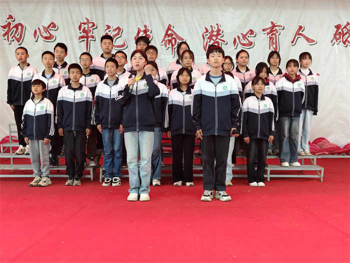 七（1）班《黄河颂》.jpg
