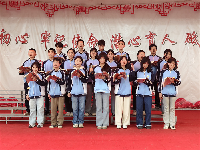 八（1）班《回延安》 (2).jpg