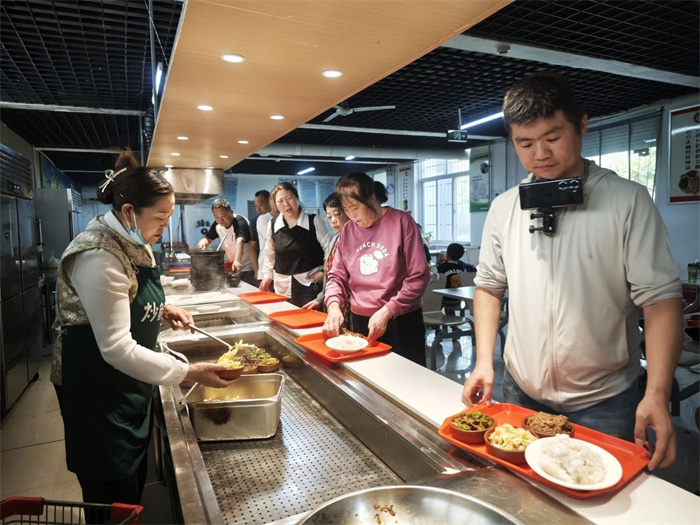 五一假期,游客自觉排队在机关食堂吃饭1。 李文博 摄.jpg 五一假期,游客自觉排队在机关食堂吃饭1。 李文博 摄.jpg