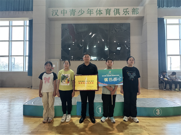 参赛运动员和教练员合影.jpg 参赛运动员和教练员合影.jpg