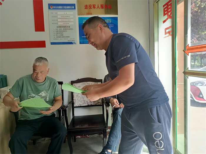 金永生向村组发放抗旱保供倡议书.jpg 金永生向村组发放抗旱保供倡议书.jpg