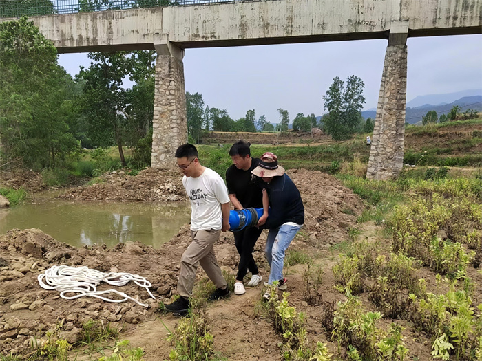 唐海亮与站职工搬运水泵.jpg 唐海亮与站职工搬运水泵.jpg