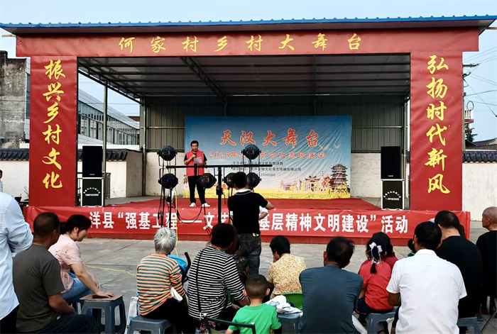 强基工程走进洋州办何家村,图为志愿者为群众宣讲移风易俗.jpg 强基工程走进洋州办何家村,图为志愿者为群众宣讲移风易俗.jpg