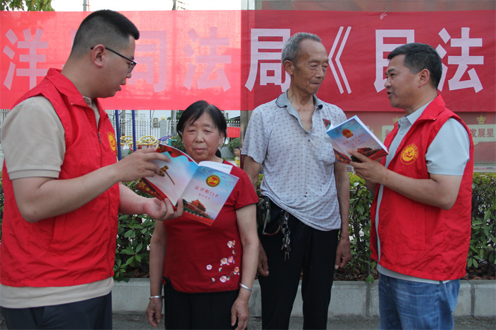 司法局志愿者正在为村民解读《中华人民共和国民法典》.jpg 司法局志愿者正在为村民解读《中华人民共和国民法典》.jpg