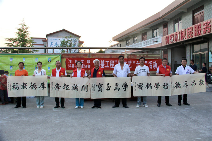 县文联志愿服务队为群众赠送家风家训.jpg 县文联志愿服务队为群众赠送家风家训.jpg
