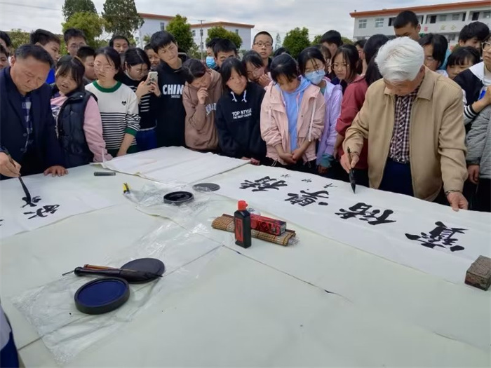 白新勇为江坝学校学生传授书法文化.jpg