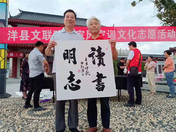 白新勇为群众赠写家风家训.jpg