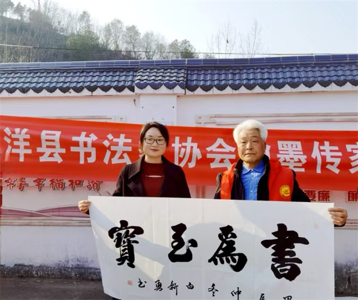白新勇向干部群众赠写家风家训.jpg