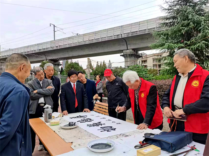 重阳节，白新勇为老年群众赠写书法作品.jpg