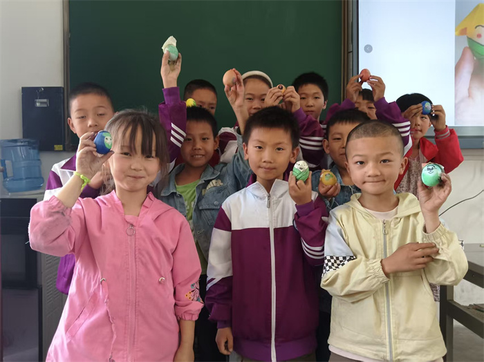 学生展示绘制的彩蛋.jpg 学生展示绘制的彩蛋.jpg
