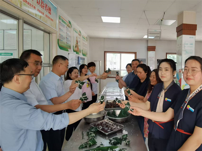 开展包粽子活动.jpg 开展包粽子活动.jpg