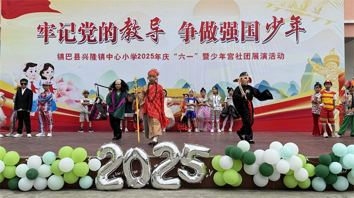 三2班时装走秀.jpg 三2班时装走秀.jpg